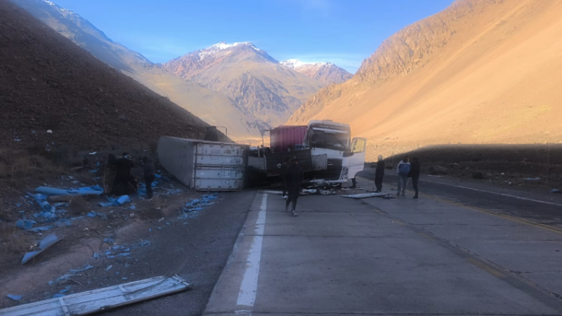 Rescatan a una mujer tras un choque de camiones en la alta montaña de Mendoza